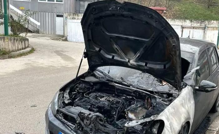 U Banovićima zapaljen automobil ispred porodične kuće – vlasnik u šoku