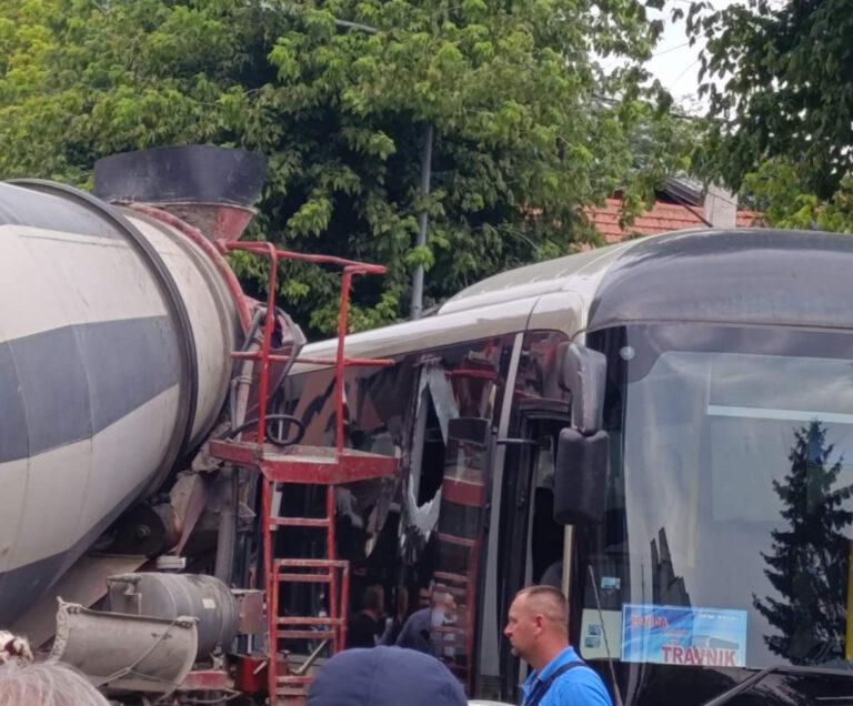 Saobraćajna nezgoda na Zenici cesti: Sudar teretnjaka i autobusa