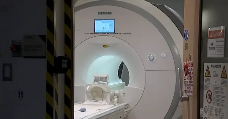 Muškarac preminuo nakon što ga je zbog lanca oko vrata “usisao” aparat za magnetnu rezonancu