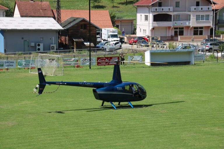 Nesvakidašnja scena u BiH: Mladoženja došao po mladu helikopterom, sletio na stadion!