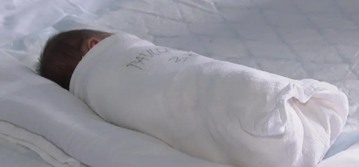 Dječak (6), koji je ispustio novorođenče na glavu, skidao elektrode bebama