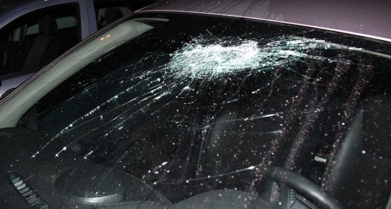 Djeca iz Tuzle bacaju voće po automobila: Vozaču razbili šajbu