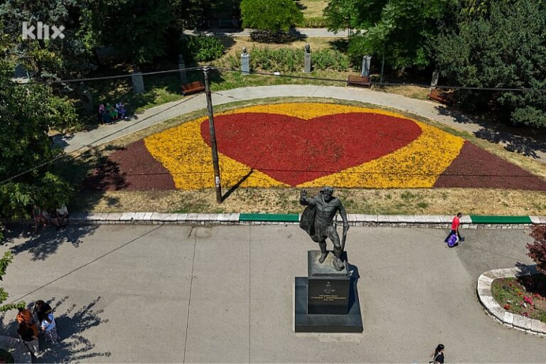 Park kod Predsjedništva BiH poprimio novi izgled, cvjetna dekoracija u obliku srca privlači poglede