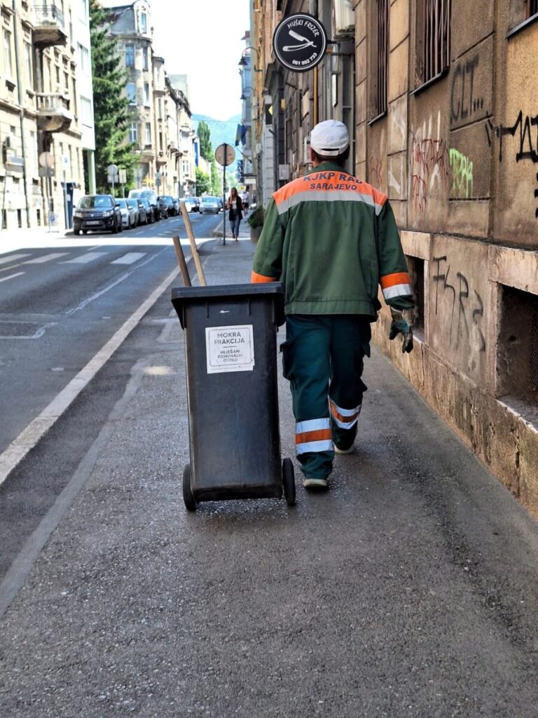 Poruka koja je dirnula Sarajevo: “Na plus 35, znoj mu curi niz čelo, briše ga rukavicama”