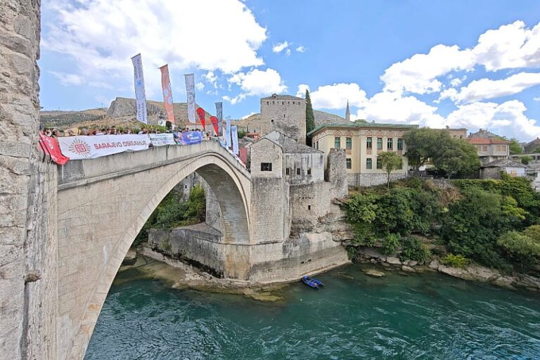 Pogledajte kako izgleda Mostar pred 459. tradicionalne skokove sa Starog mosta: Skakači pristižu iz regije