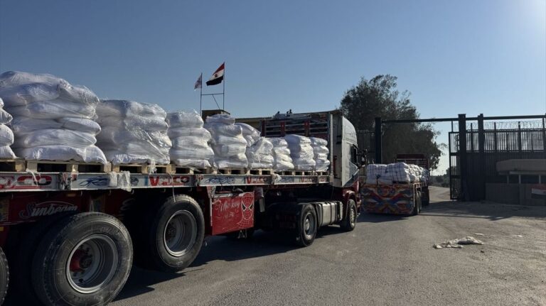 Nekoliko egipatskih kamiona s pomoći ušlo u Gazu preko graničnog prelaza Rafah