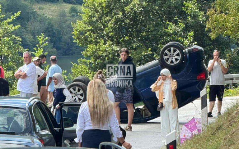 Kod Plivskih jezera prevrnut automobil na krov: “Više ih se nalazilo u vozilu, ima povrijeđenih”