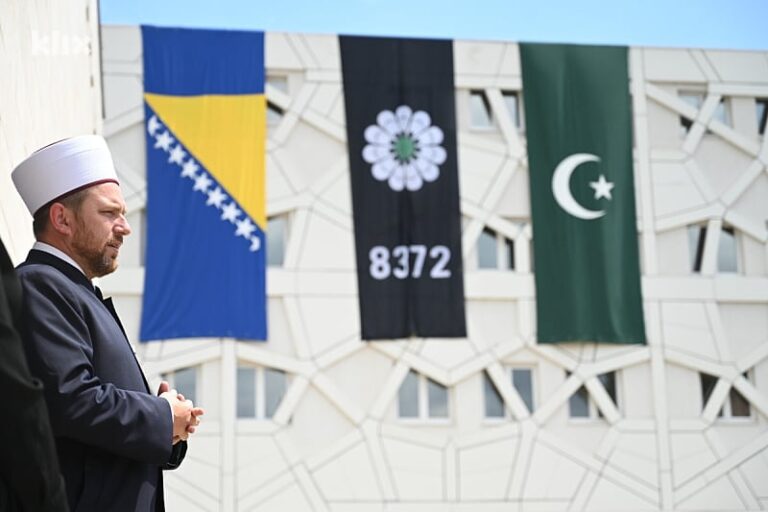 Zenica u tišini sluša imena ubijenih: “Čitanje za Srebrenicu” kao bolna opomena