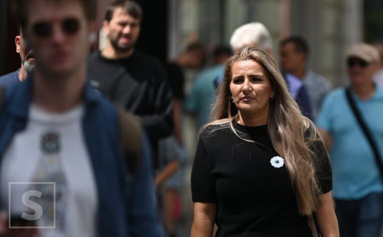 Sarajevo: Brojni građani danas nose Cvijet Srebrenice, znate li kako je nastao?