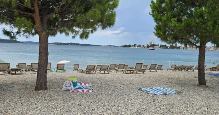 (FOTO) Prazne plaže u Vodicama usred jula: Turisti u šoku, ugostitelji bez gostiju