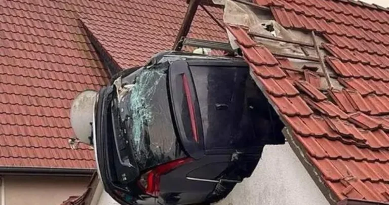 Bizarna nesreća: Vozilom napravio haos, na kraju završio na krovu štale, fotografija kaže sve