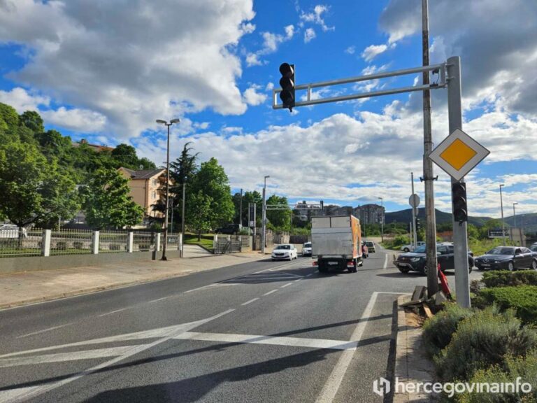Nadležni smatraju da semafor kod Mostara nije uzrok gužvi već da su krivi vozači