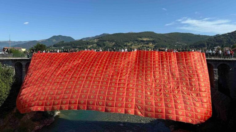 Velika zastava Crne Gore razvijena sa mosta na Tari