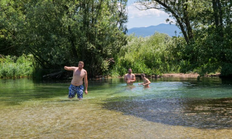 Sarajlije tražile osvježenje u kristalno čistoj vodi malo poznate plaže na Vrelu Bosne