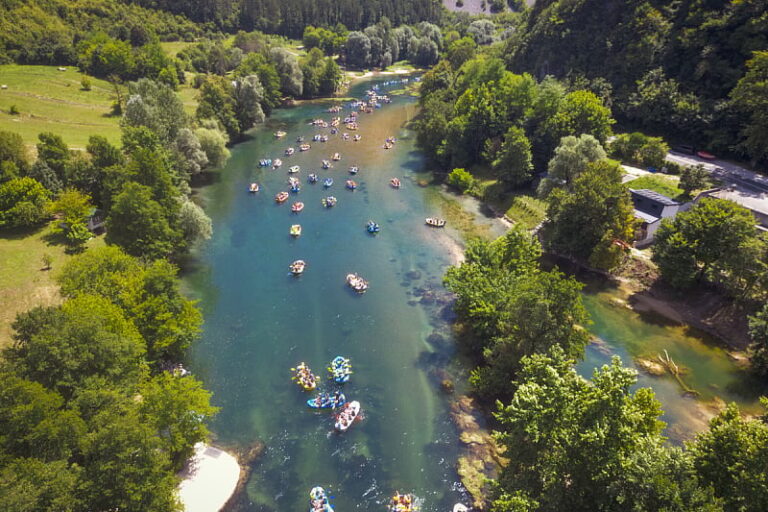 Stotine učesnika, 96 čamaca i pet sati sreće: Održana peta bosanskokrupska Una regata
