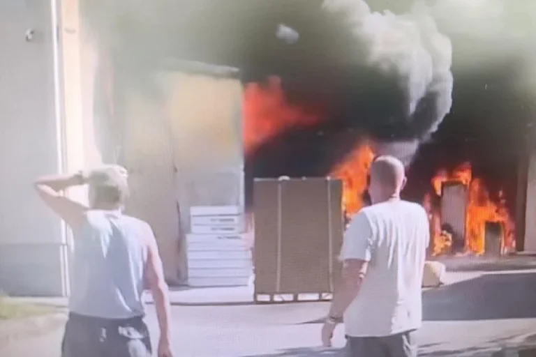 Haos u Velikoj Kladuši: Planulo skladište firme, izbio veliki požar, sve jedinice izašle na teren