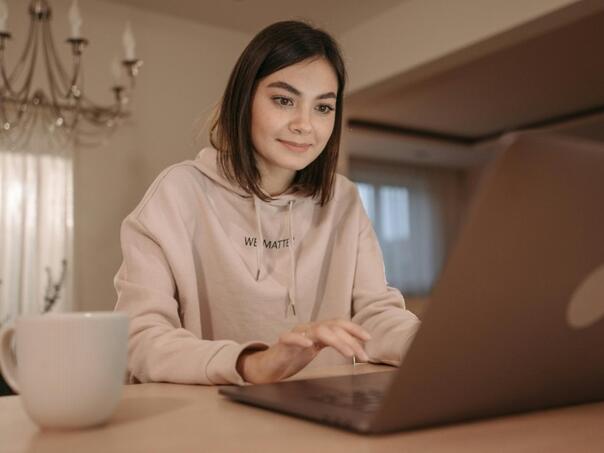 Generacija Z: Veštačka inteligencija piše ljubavne poruke, izvinjenja i obaveštenja o raskidu