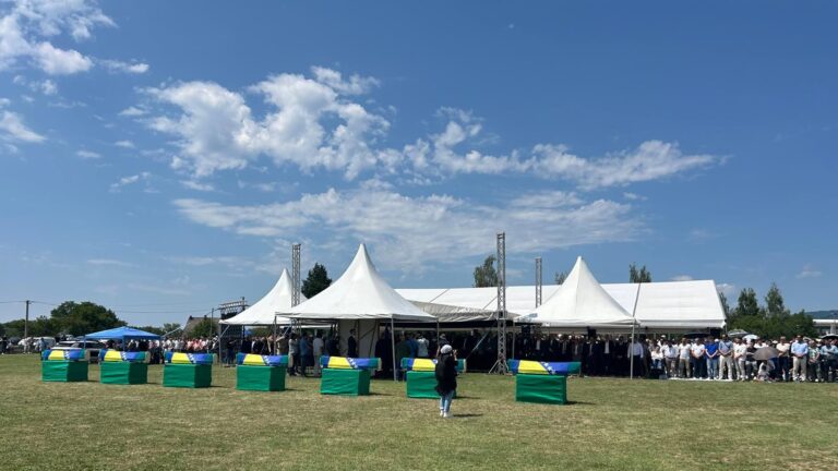 Klanjana dženaza za sedam žrtava u Memorijalnom centru Kamičani