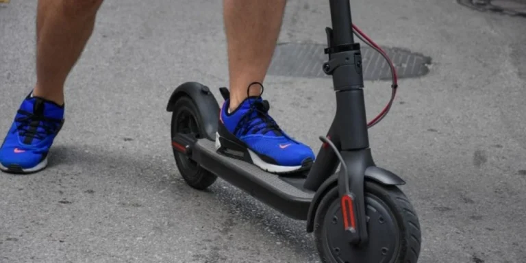 Sve veći broj intervencija ljekara zbog pada sa romobila: Ko kome smeta u saobraćaju i šta je sa zakonskom regulativom