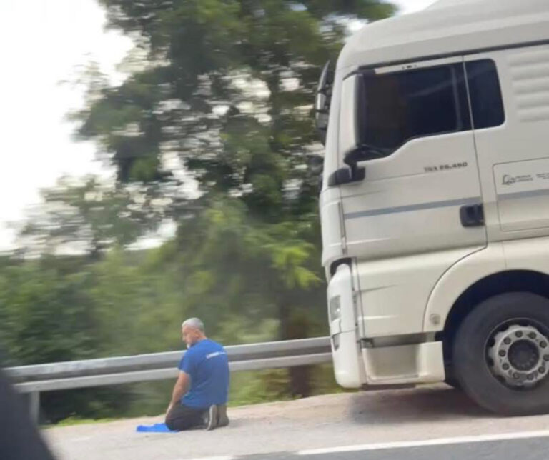 Kamion stao, vjera nije: Fotografija bh. vozača koji klanja pored ceste oduševila region!