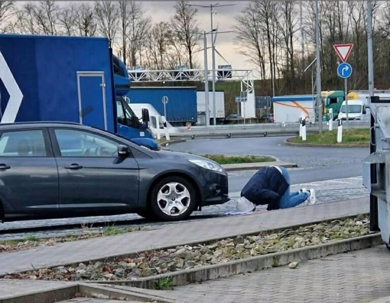Poštovanje i divljenje: Mladić iz BiH klanjao na kiši pored auta sa slovenskim tablama
