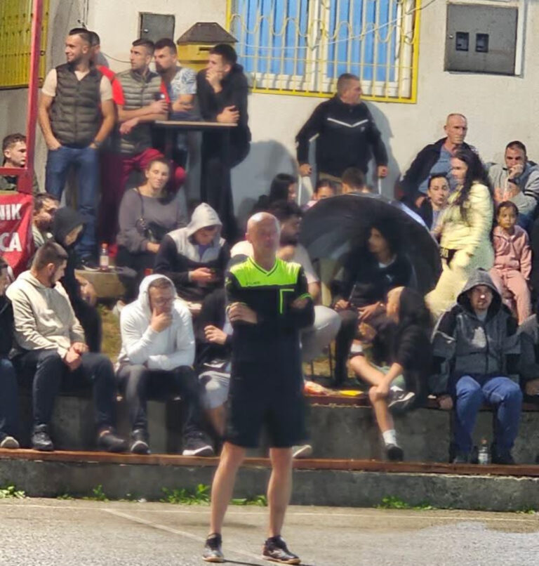 Prizor za primjer u Busovači: Oliver zaustavio utakmicu čim se oglasio ezan – publika ustala na noge!