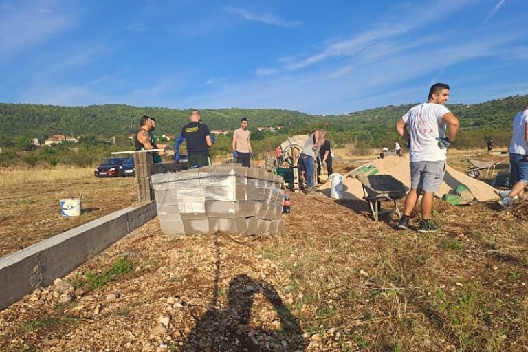 Više od 100 Bošnjaka Stoca počelo zidati zid oko lokacije predviđene za harem