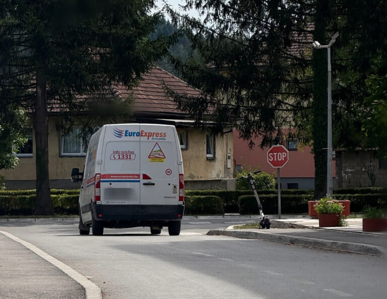 NESREĆA U MAGLAJU: Kombi udario djevojčicu na trotinetu na pješačkom prelazu!