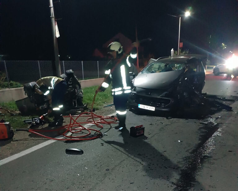 Teška nesreća kod Tešnja: Vatrogasci spašavali povrijeđene iz automobila