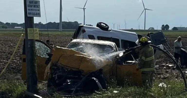 Sudarili se kombi i pikap, poginulo najmanje šest osoba: “Veliki broj ih je ispao iz oba vozila”