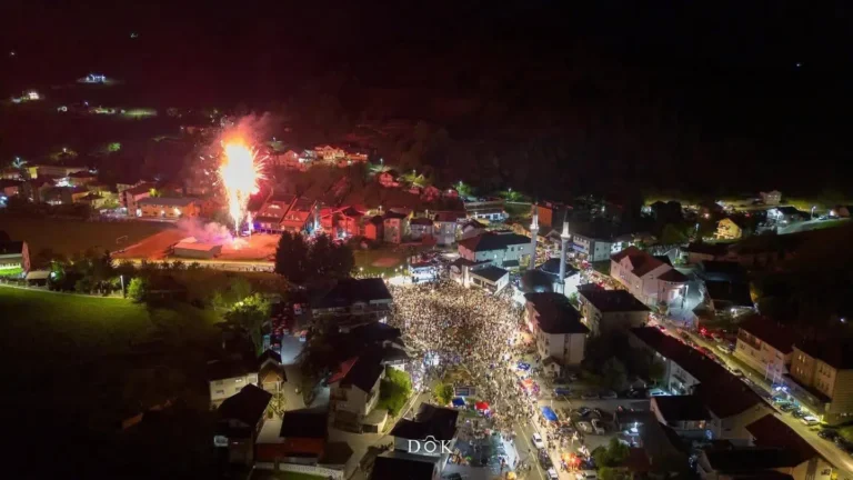 “To su Hamze i Gazije…”: Hiljade ljudi uglas pjevali na završnici Slobodarskih dana viteškog grada Bužima