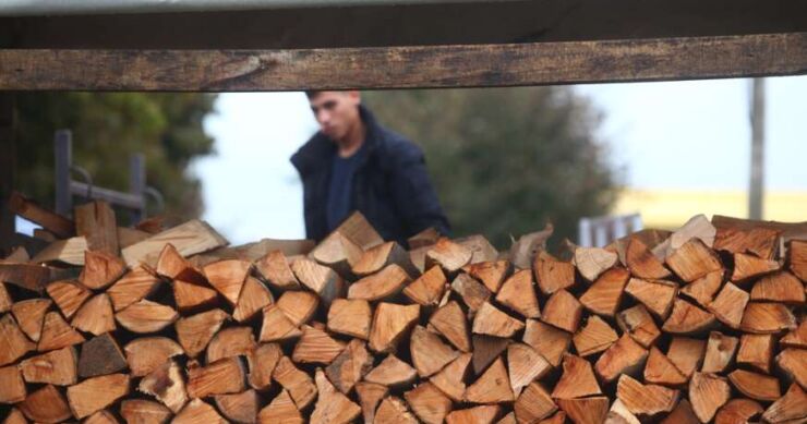 Sedam metara drva ili KLIMA UREĐAJ? Ovo su CIJENE OGREVA, ali neko voli pucketanje vatre, pa nek košta šta košta