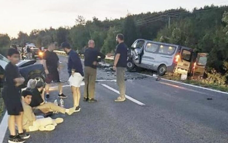 Težak sudar u Krajini: Četiri vozila su smrskana, 12 povrijeđenih, među njima i dijete