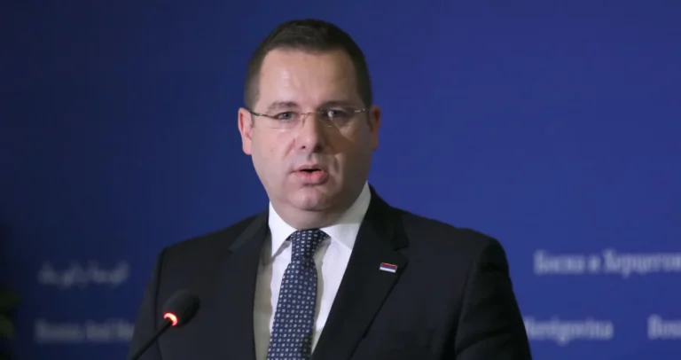 (FOTO) Radovan Kovačević na šaljiv način prokomentarisao odluku CIK-a, okačio je mačku o rep