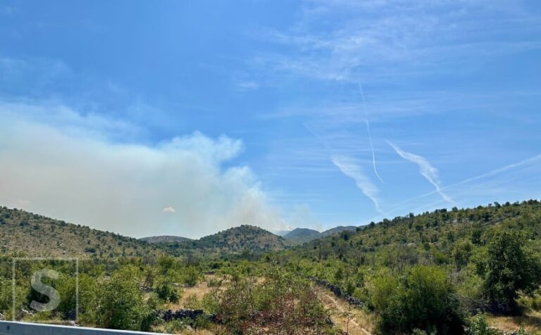 Požar iz BiH se proširio u Hrvatsku: Brojne vatrogasne snage na terenu