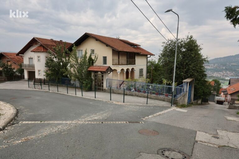 Građanka u Sarajevu ogradila trotoar, Općina najavila inspekciju