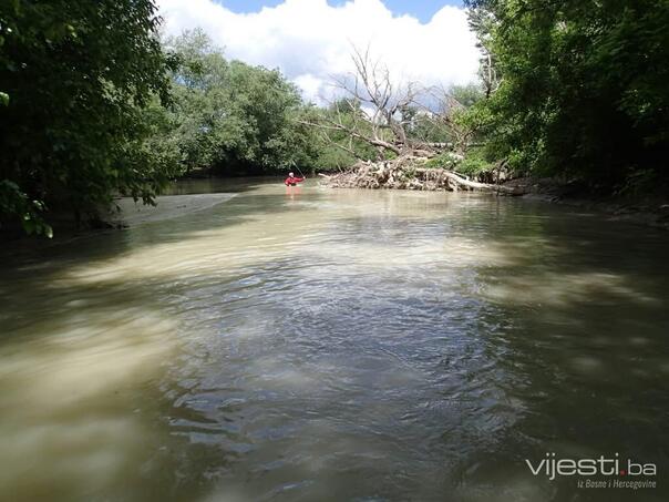 Pronađeno tijelo u rijeci Spreči: Sumnja se da je u pitanju policajac Samir Mustafić?