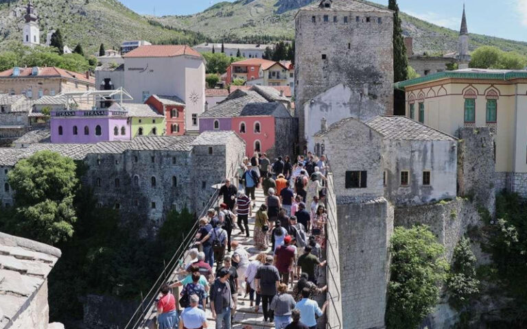 Mostar vinjetama uprihoduje 800 hiljada KM, a autobusima dođe pola miliona turista godišnje