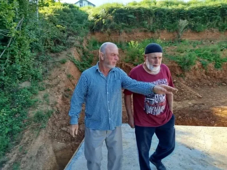 Hadžije Rasim i Ibro komšijama poklonile zemlju, sada im grade kuću