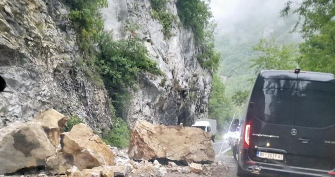 Upozorenje za vozače: Klizišta, odroni i zastoji širom BiH
