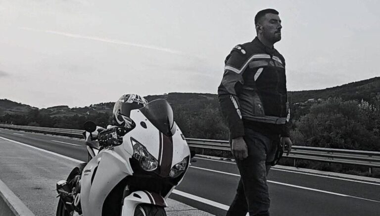 Sutra dženaza nastradalom motociklisti iz Sarajeva: “Prijatelji se opraštaju od Admira Cucka”