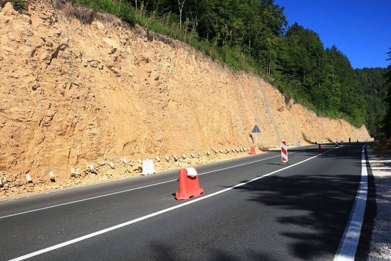 Počela sanacija treće trake na M-18: Vozači čekali skoro godinu da se riješi problem odrona