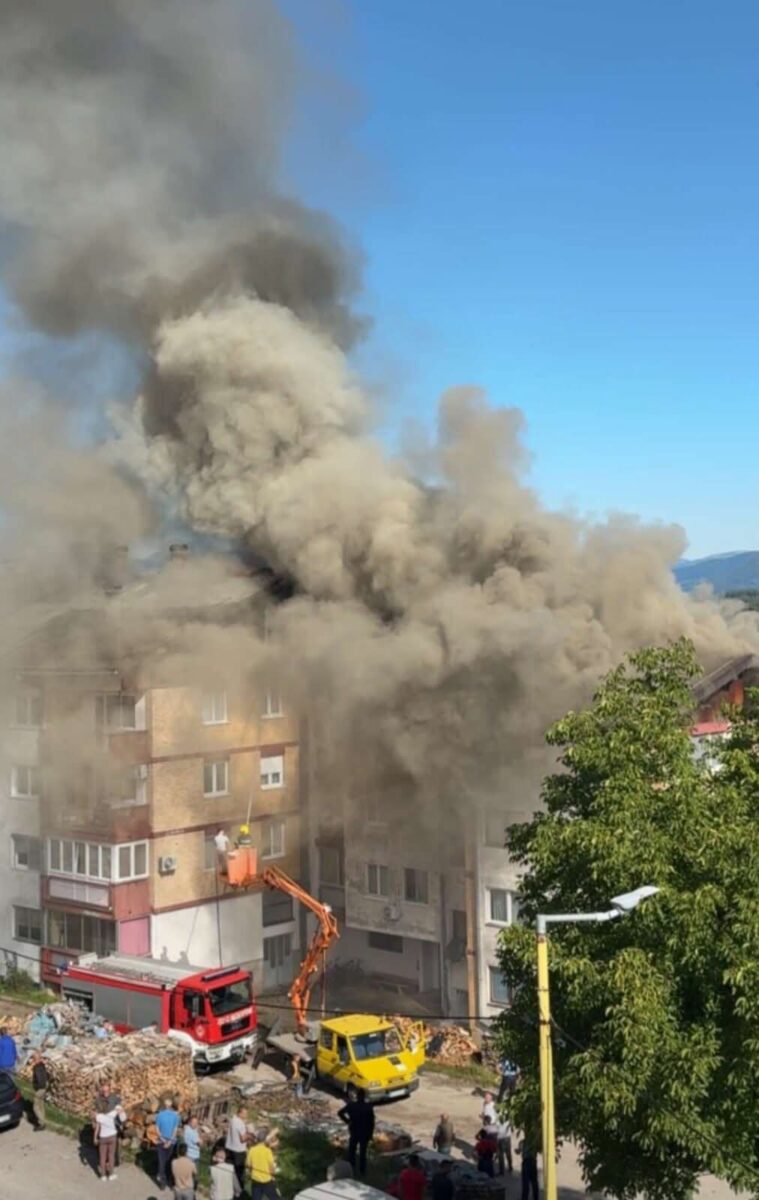 Katastrofalan požar u Vlasenici: Izgorjelo 6 stanova, pričinjena velika materijalna šteta