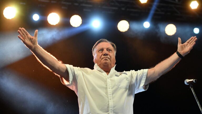 Posjetio Halida Bešlića u bolnici i otkrio detalje: “Donio sam mu poklon”