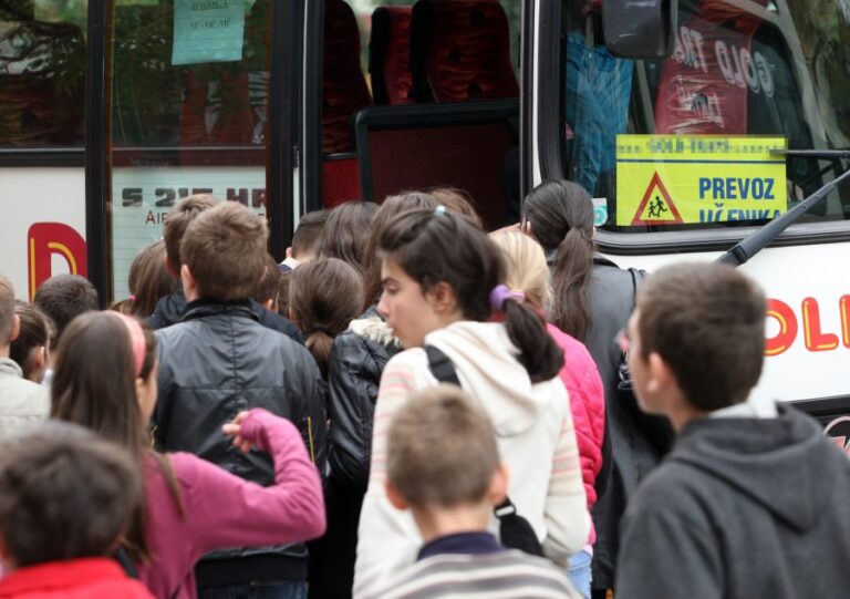 Kriza prevoza u Kaknju: Učenici bez autobusa na početku školske godine