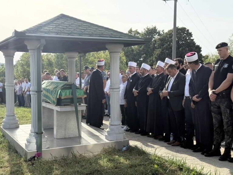Rijeka ljudi na dženazi stradalom policajcu Samiru Mustafiću: Prisustvovao i veliki broj kolega