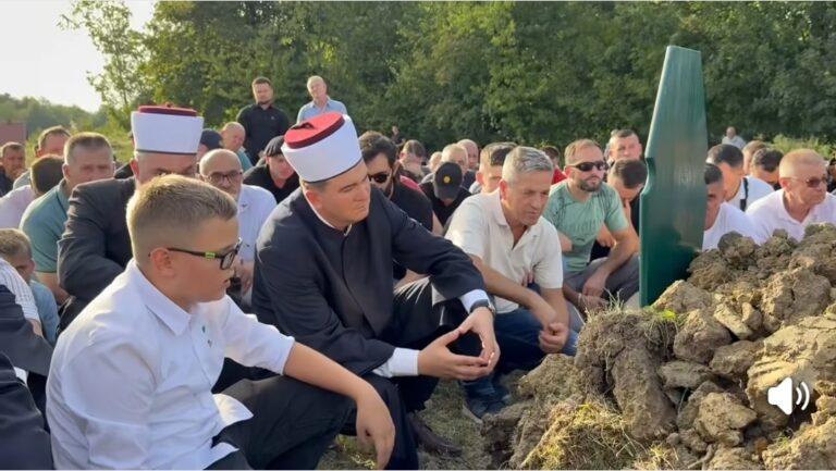 Emotivan video sa dženaze policajcu Samiru: Njegov sin učio Fatihu svom ocu