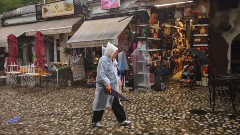 Mostar: Nadležne službe na terenu, turisti u šetnji