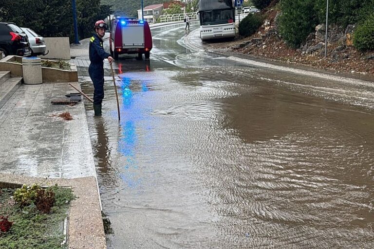 Zastrašujući snimci nevremena u Neumu: Stvorile se bujice, ulice pod vodom