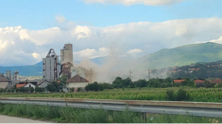 Ekološki incident u Kaknju: Tvornica cementa dimom zagadila okolinu